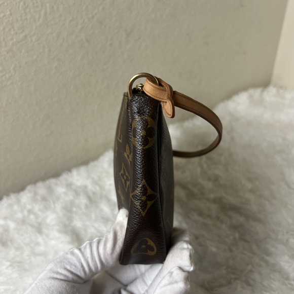 Louis Vuitton Monogram Pochette Accessories - Picture 3 of 8
